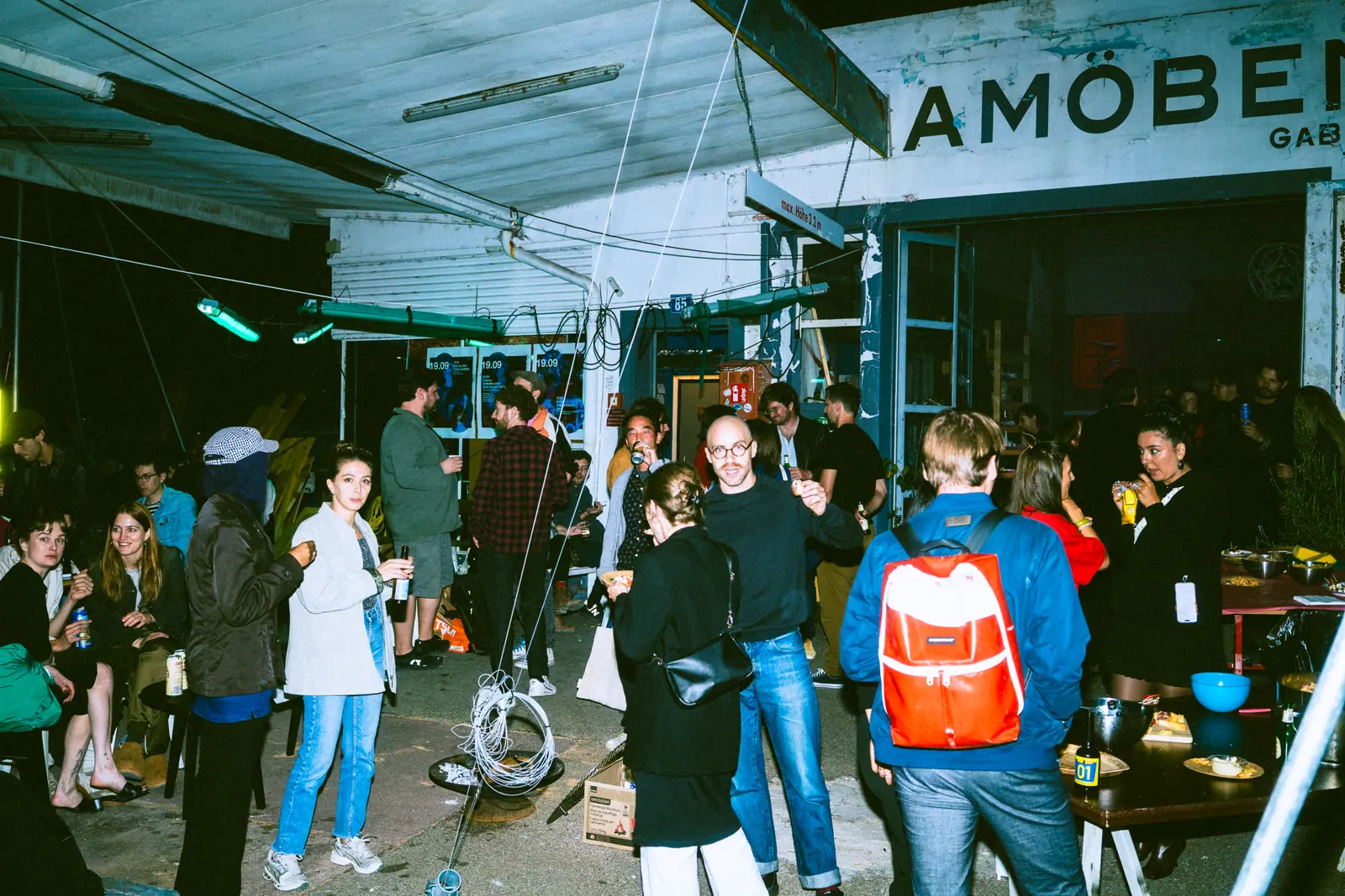 Event coverage Zürich — crowd gathering in an open courtyard venue